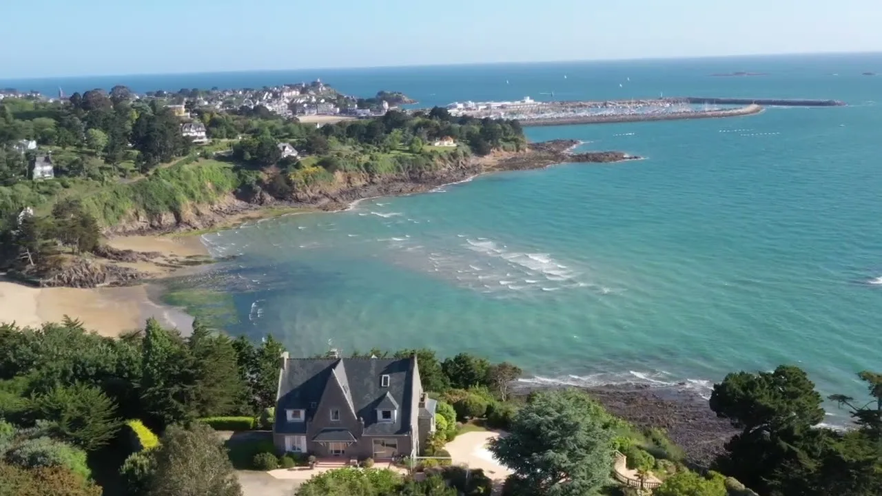 Découvrez la villa turque éblouissante à 2,5M d’euros en Bretagne : Un spectacle néo-mauresque inattendu sur la côte bretonne !