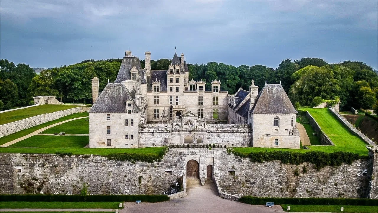 Découvrez 5 Châteaux Airbnb en Bretagne pour un Séjour Royal Entre Mer et Terre!