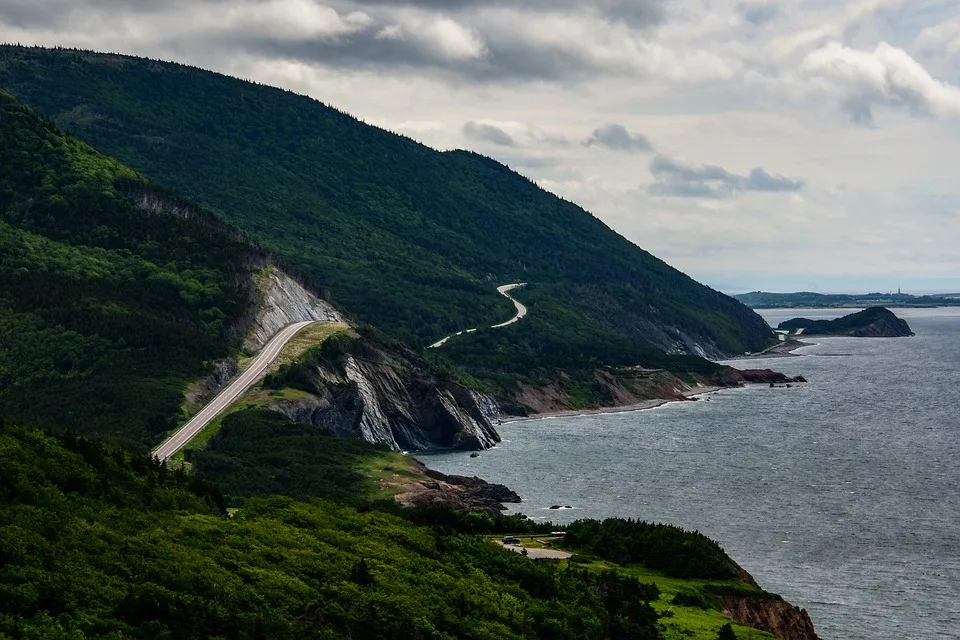 Explorer les différents chemins de randonnée offerts par le paysage breton
